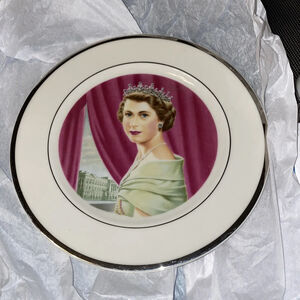 England Queen Elizabeth ll Commemorative Plate Walker True China made in USA